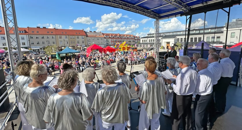 Seniorzy rządzą w Łomży. Barwna Seniorada roztańczyła Stary Rynek [FOTO i VIDEO]
