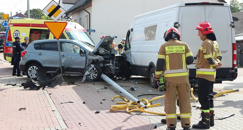 Rondo w Piątnicy zdemolowane. Suzuki 83-latka staranowało wszystko po drodze [FOTO]