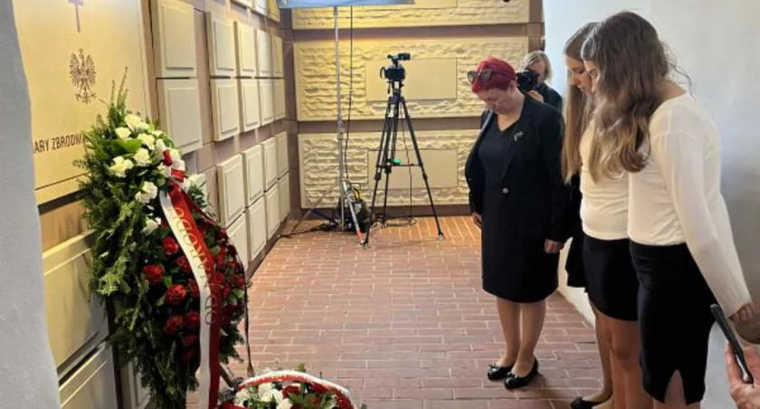Uczniowie z Jeziorka uczestniczyli w historycznej ceremonii katyńskiej w Warszawie [FOTO]