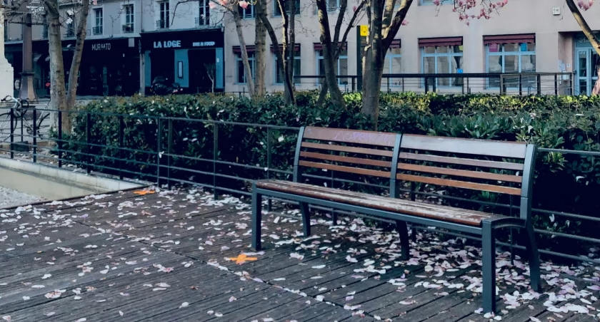 Jak zaplanować przyjazną przestrzeń przed budynkiem?