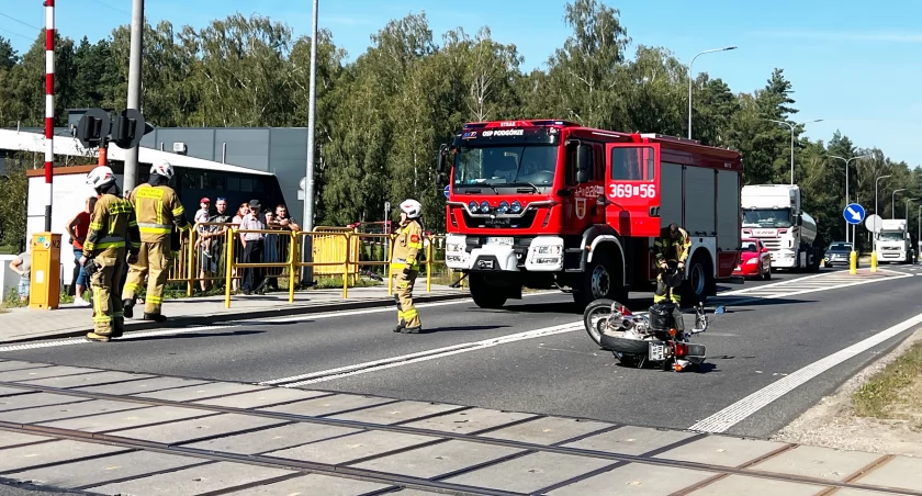 Wypadek na DK63 w Wygodzie. Motocyklista zderzył się z autem na przejeździe kolejowym [FOTO]