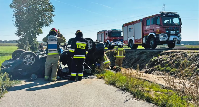 Wypadek na DW 679. Skoda dachowała i wylądowała na ścieżce rowerowej 