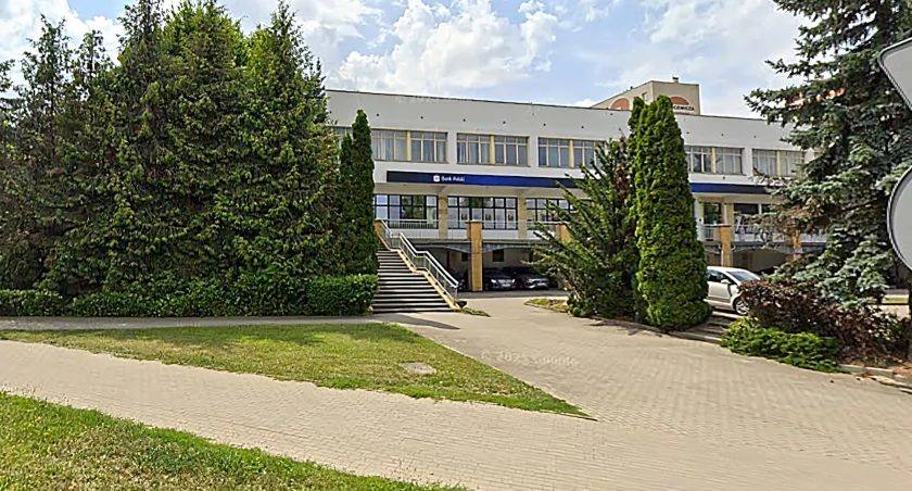 Kultowy biurowiec przy Rondzie Solidarności wystawiony na sprzedaż