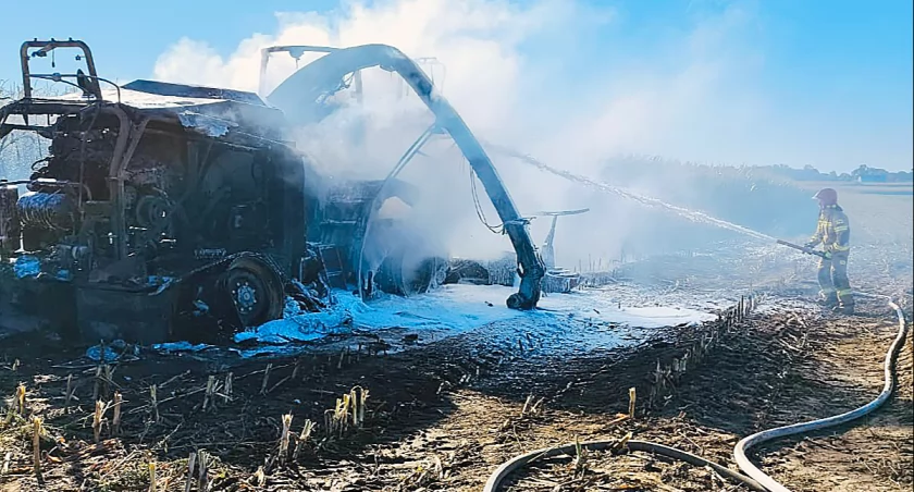 Pożar kombajnu do kukurydzy pod Łomżą. Maszyna spłonęła doszczętnie [FOTO]