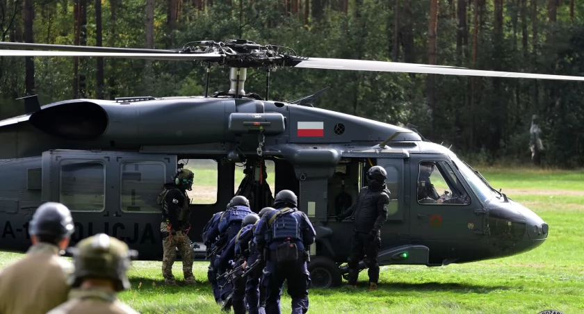 Śmierć, ucieczka i zaginiony patrol – tajemnicze manewry w Czerwonym Borze i Nowogrodzie [FOTO i VIDEO]