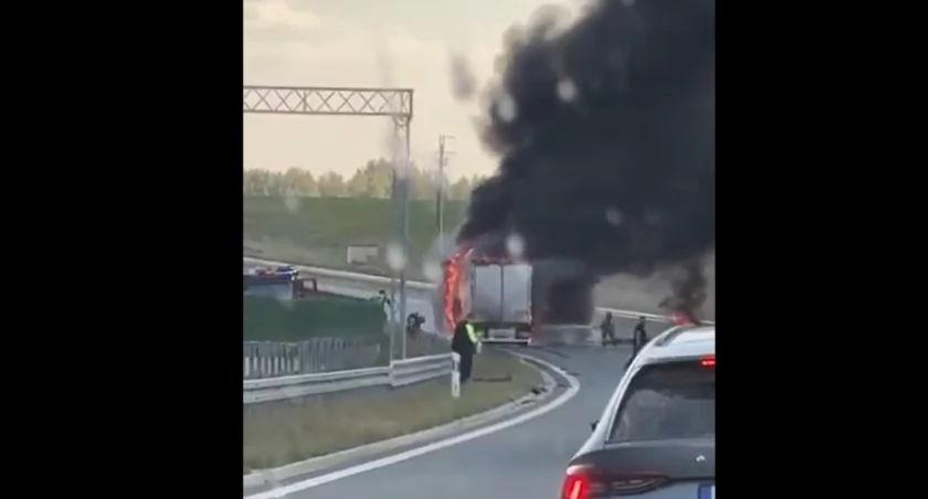 Groźny pożar na Via Baltice. Spłonęła ciężarówka [VIDEO]