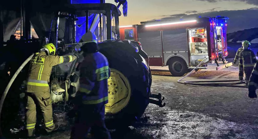 Pożar ciągnika rolniczego w Bronowie. Szybka reakcja strażaków zapobiegła większym stratom [FOTO]