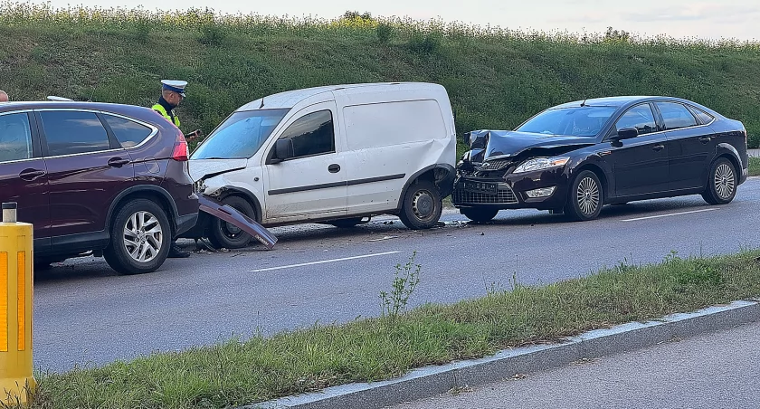 Karambol na trasie Łomża–Nowogród. Cztery auta zderzyły się w Nowych Kupiskach [FOTO]