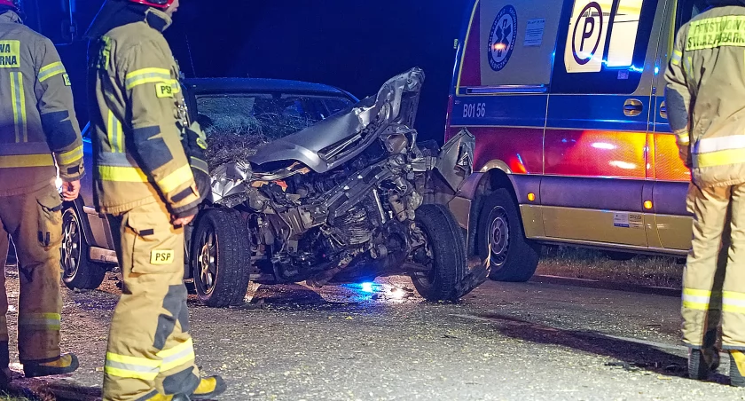 Zderzenie osobówki z przyczepą rolniczą na DW 679 [FOTO]