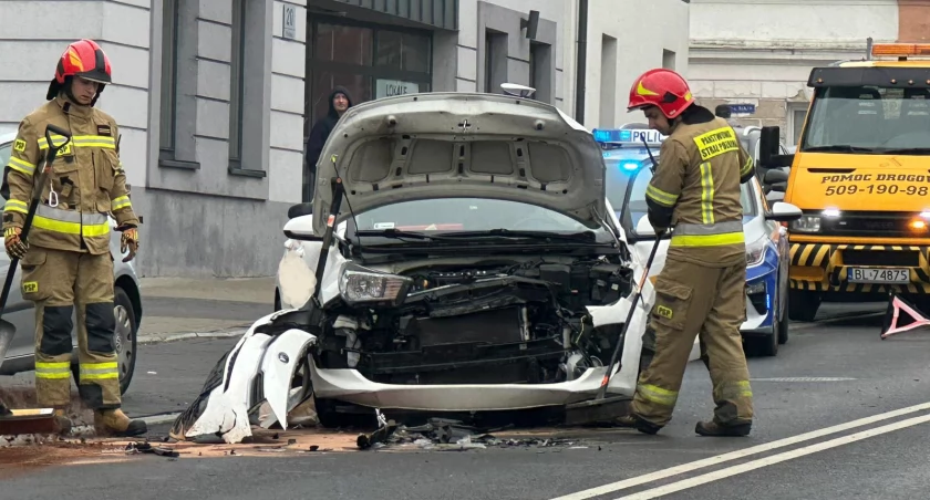 Zderzenie na Polowej. Kia i „elka” zablokowały ulicę [FOTO]