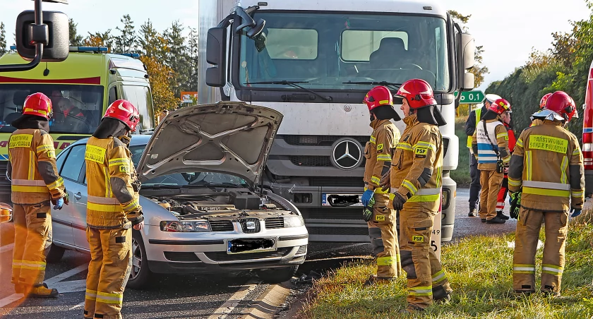 Wypadek na trasie Łomża–Ostrołęka. Dwie osoby trafiły do szpitala [FOTO]