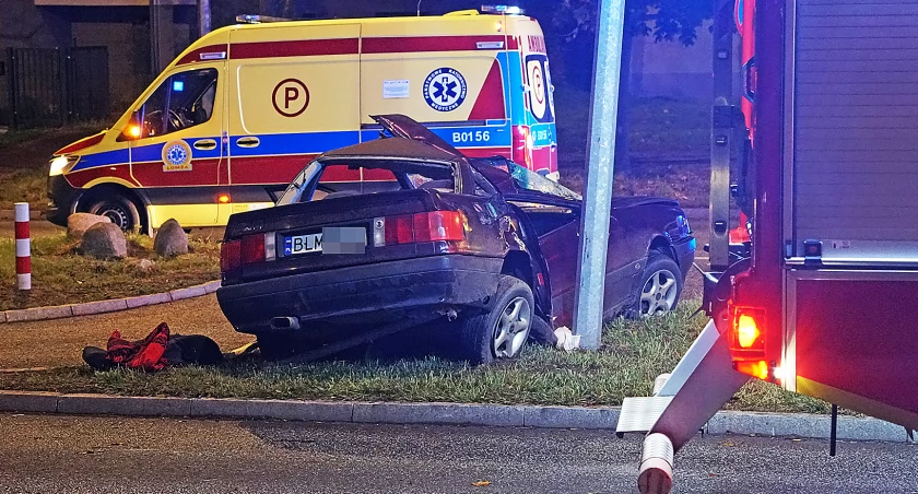 Nocny wypadek w Łomży. Rozpędzone audi roztrzaskało się o latarnię [FOTO]