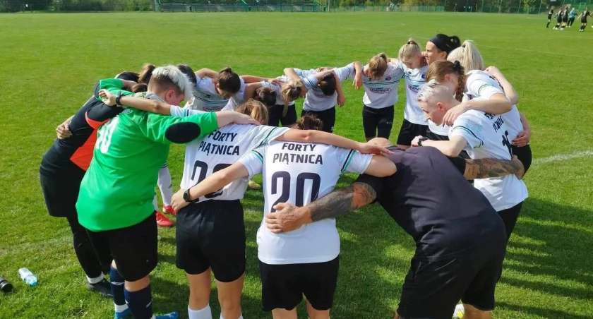 Forty. Kibic z parasolką na boisku! Hat-trick Kamili Banach