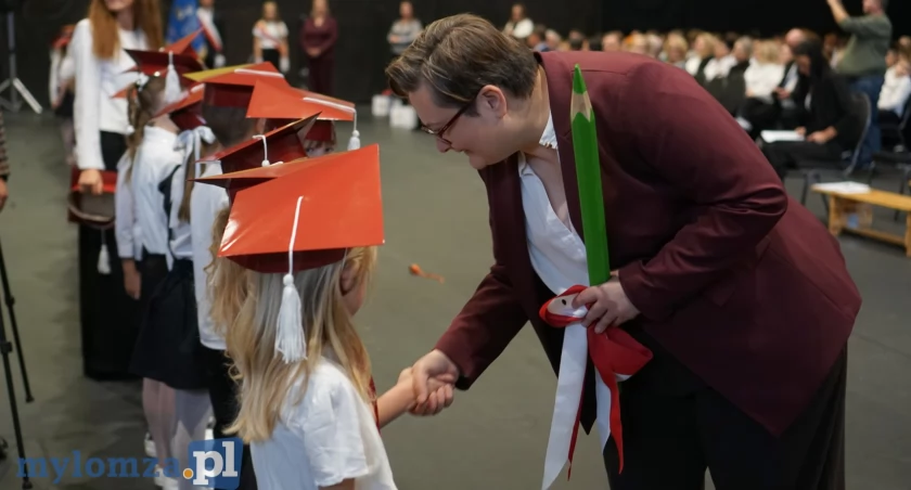 Uczniowie z Piątnicy złożyli ślubowanie podczas Dnia Edukacji Narodowej [FOTO]