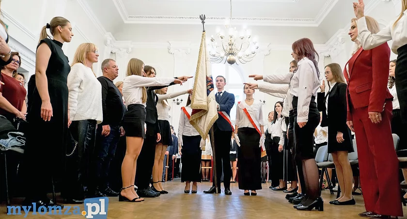 Pierwszoklasiści z I LO już po ślubowaniu [FOTO]