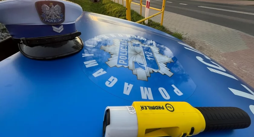 Skoda w rowie, a pijany mężczyzna z narkotykami zaprzecza, że prowadził 