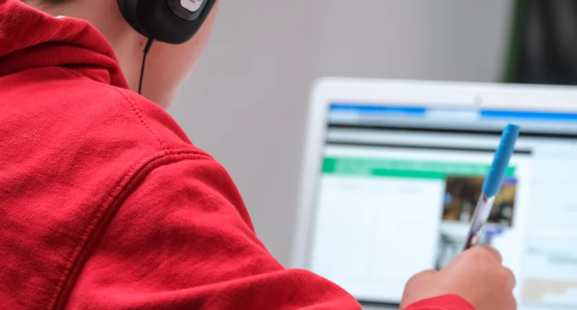 Młodzi z Łomży stawiają na naukę online – nowy trend edukacyjny