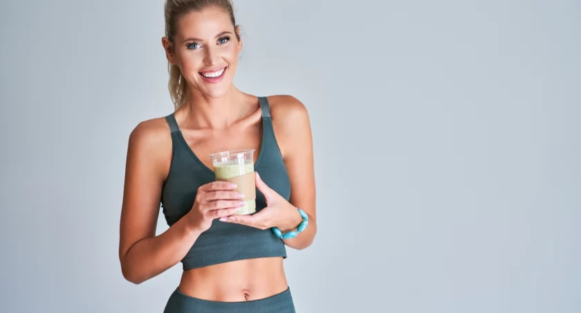 Fit i syty w 30 sekund – sekret popularności shake’ów zastępujących posiłek