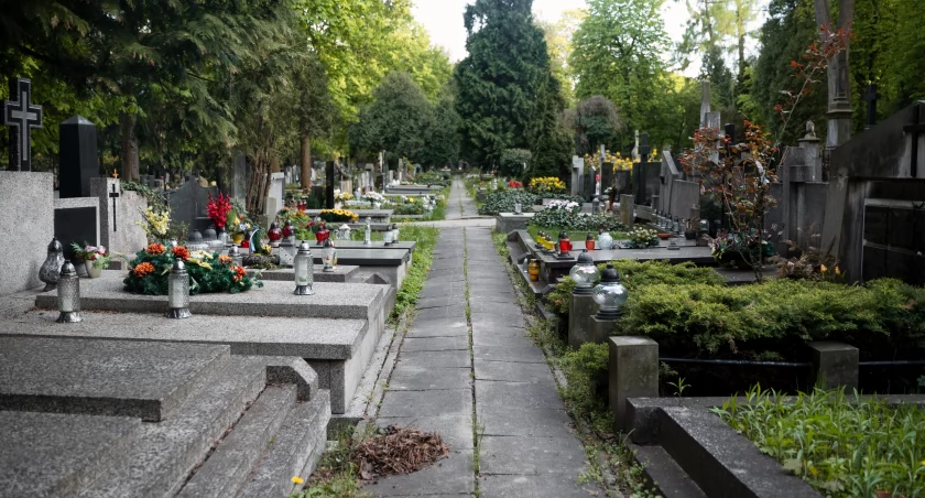 Policja ostrzega przed złodziejami na cmentarzach