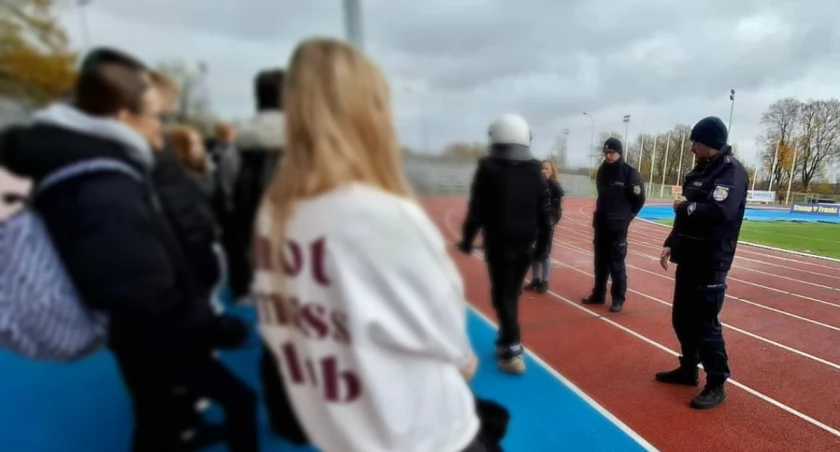Policja wkroczyła na stadion. Młodzież świadkiem dynamiczniej interwencji [FOTO]