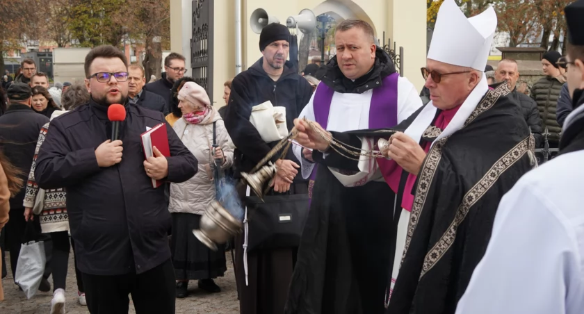 Uroczystość Wszystkich Świętych - harmonogram mszy i procesji w naszych parafiach