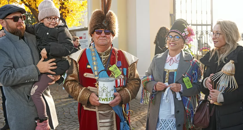 Wszystkich Świętych w Łomży. Kwestują, by ratować cmentarne zabytki [VIDEO i FOTO]