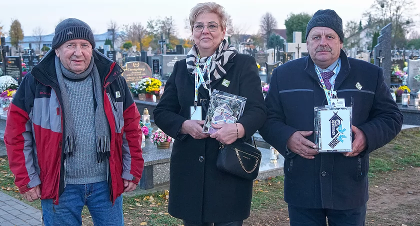 Nie tylko znicze i modlitwa. W Nowogrodzie wspólnymi siłami odnawiają cmentarz [FOTO]