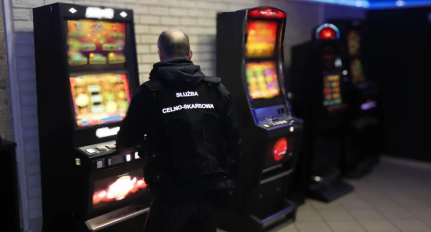 Funkcjonariusze łomżyńskiej KAS zlikwidowała 4 nielegalne salony gier hazardowych [FOTO]