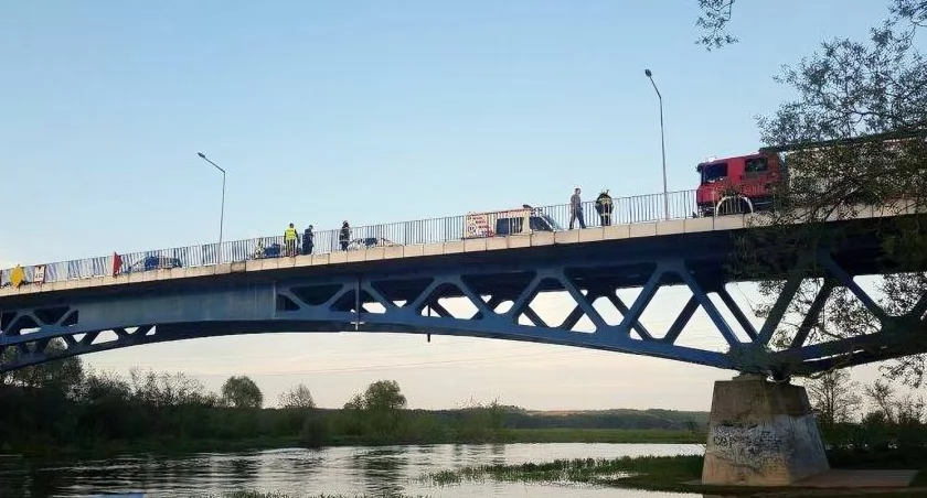 Poranny wypadek na moście Hubala. Jedna osoba w szpitalu, duże korki