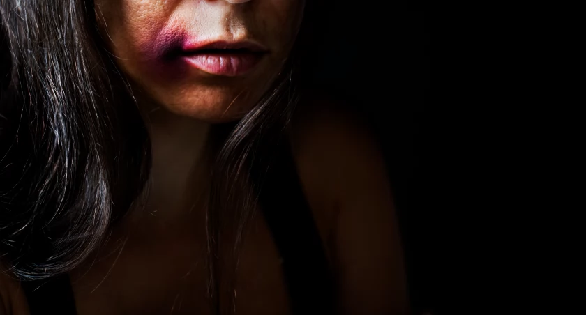 Cztery lata piekła mieszkanki Łomży. Mąż bił, groził i w końcu sięgnął po nóż