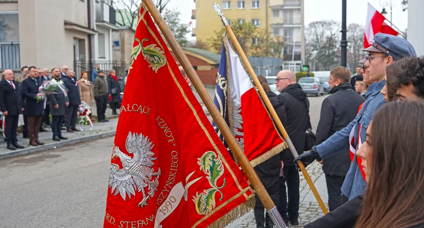Łomża rozpoczęła obchody Święta Niepodległości. Kwiaty pod tablicą Marszałka Piłsudskiego [FOTO]
