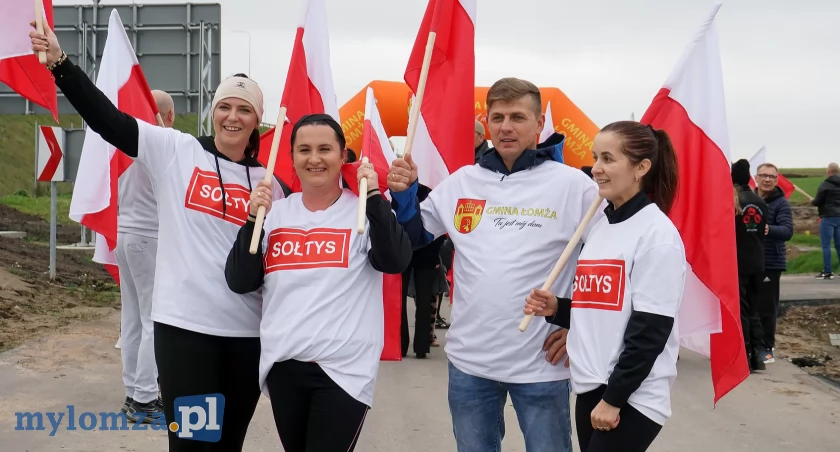 Flaga w dłoni, Polska w sercu. Pod Łomżą pobiegli dla Niepodległej [FOTO]