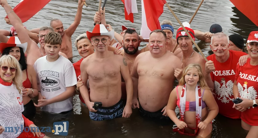 Zanurzeni w barwach narodowych. Łomżyńskie morsowanie z okazji 11 listopada [VIDEO i FOTO]