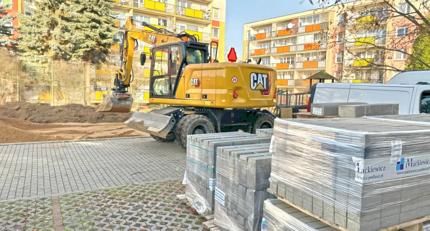 Śniadeckiego 9: Mniej miejsca dla dzieci, więcej dla samochodów? [FOTO]
