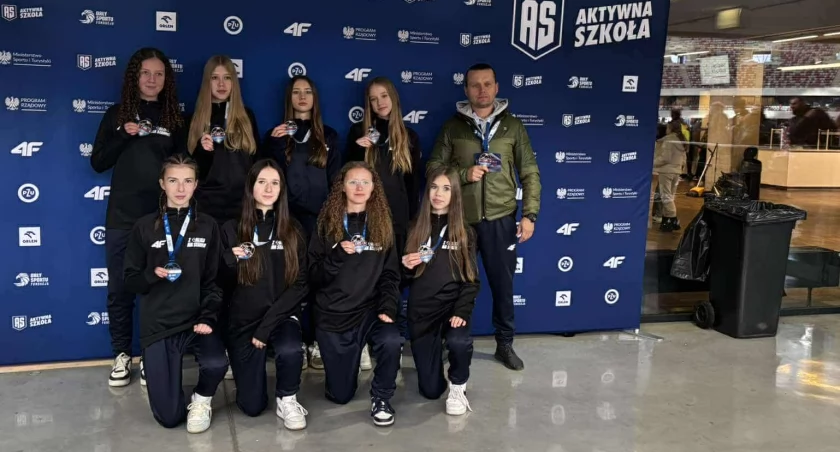 Uczennice ZSP w Piątnicy trzecią drużyną w Polsce! Matuszewska bramkarką turnieju. A puchar 