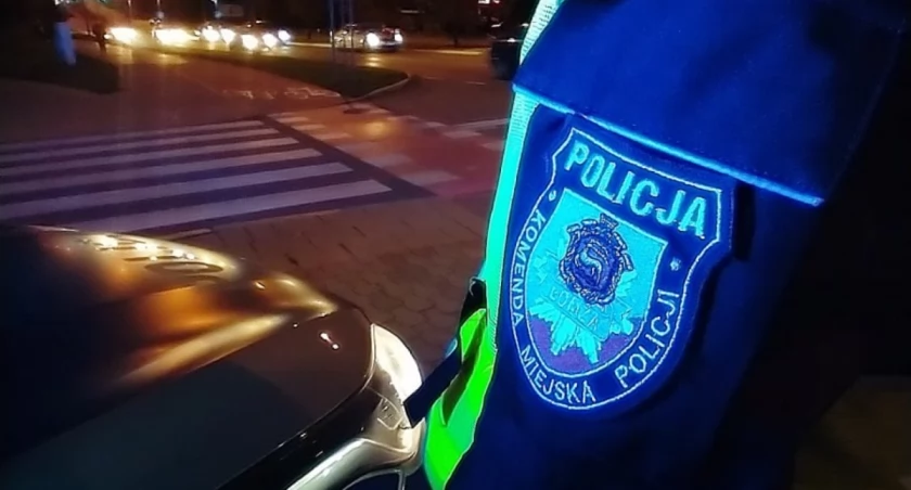 Pijany chodnikiem próbował uciec policji