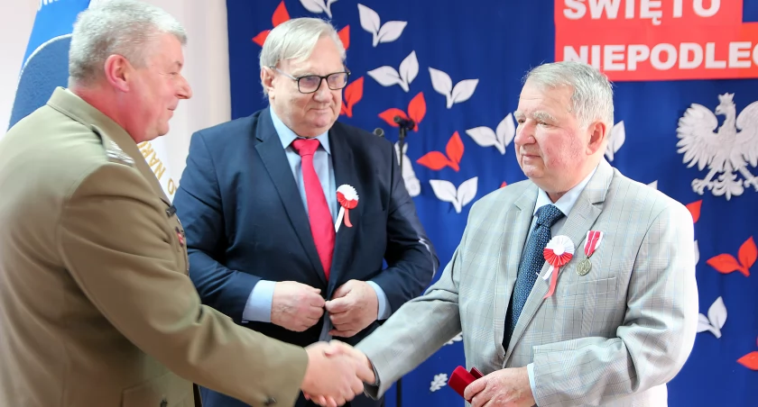  Święto Niepodległości, awanse i medal dla zasłużonego dyrektora [FOTO]