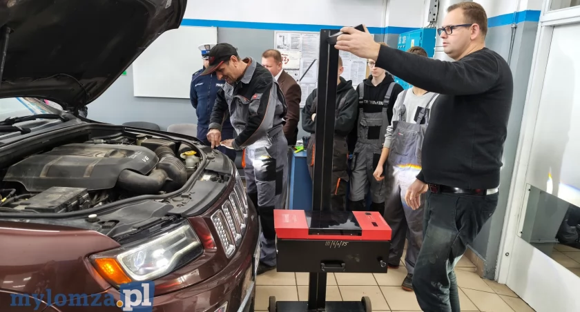 Darmowa akcja kontroli świateł wciąż trwa – CKZiU i policja zapraszają kierowców [FOTO i VIDEO]