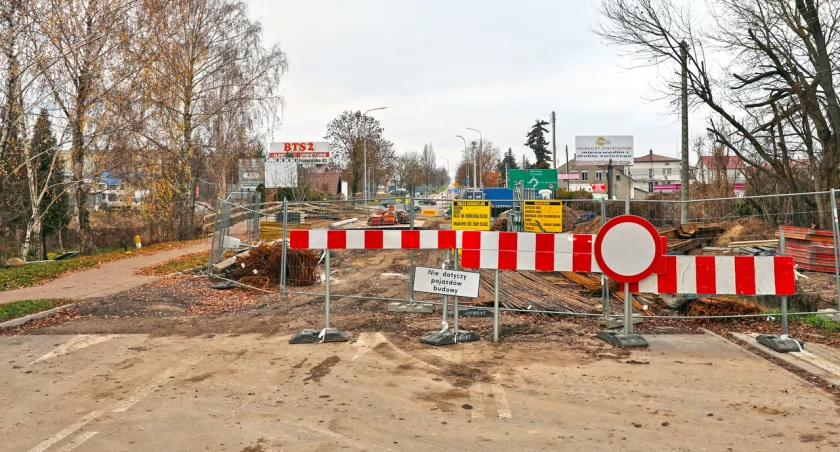 Most na Łomżyczce z dużym opóźnieniem. Mieszkańcy proszą o zmianę tras autobusów