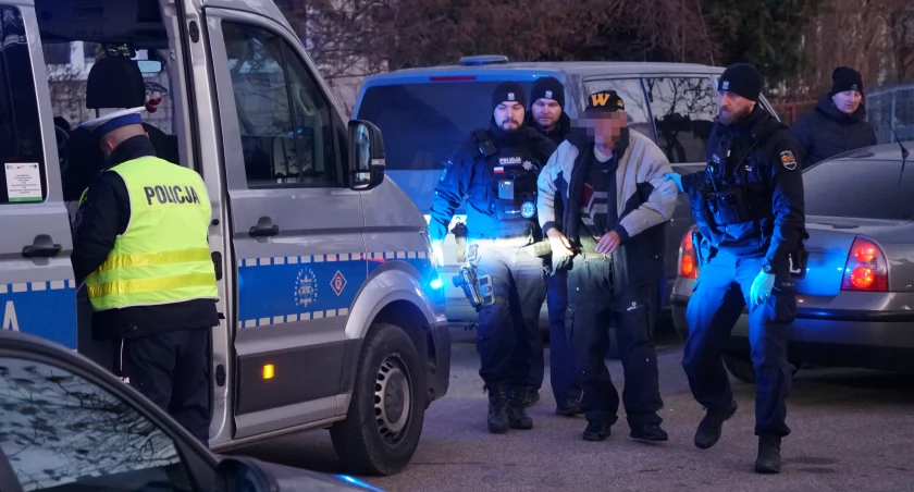Pijany uderzył w drzewo na Senatorskiej. Interweniowali świadkowie i policja [FOTO]