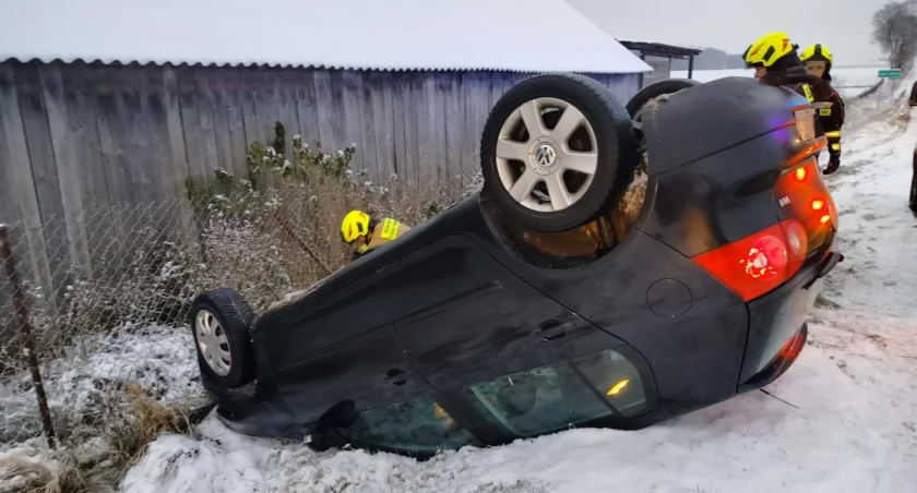Chmielewo: Volkswagen wypadł z drogi i dachował [FOTO]