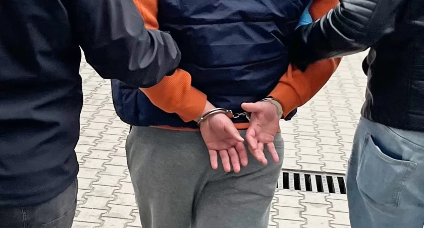 Dwóch poszukiwanych wpadło jednego dnia. Jeden w mieszkaniu, drugi pod łóżkiem