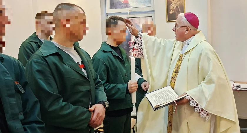 Biskup łomzyński udzielił chrztu i bierzmowania skazanemu [FOTO]