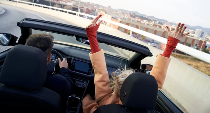 Transport publiczny czy własne cztery kółka po przylocie do Alicante – co wybrać?