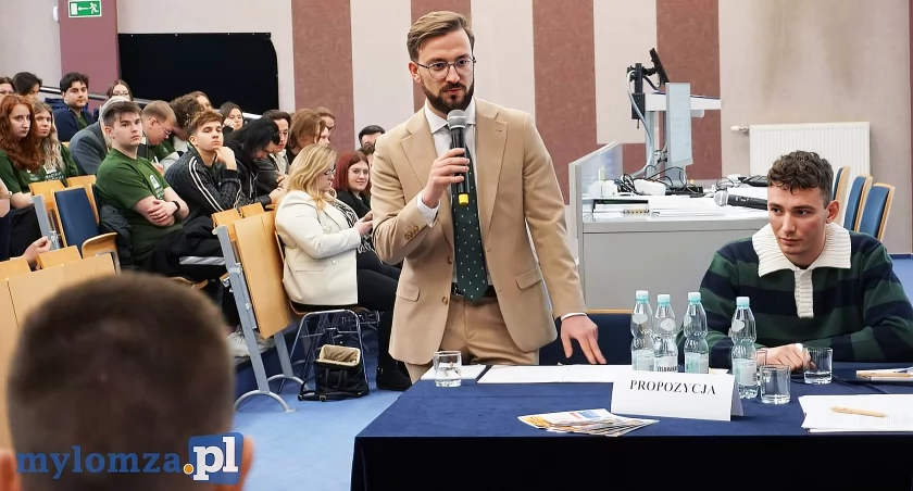 Czy warto zostać w Łomży? Studenci MANS i Akademii Łomżyńskiej debatowali o przyszłości [FOTO i VIDEO]