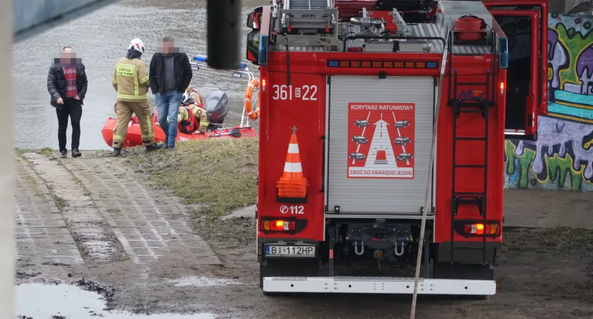 Łomża: mężczyzna wyciągnięty z wody walczy o życie [FOTO i VIDEO]