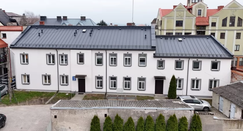 Nowa elewacja, dach i ciepło z sieci – odnowiono budynek przy Senatorskiej [FOTO]