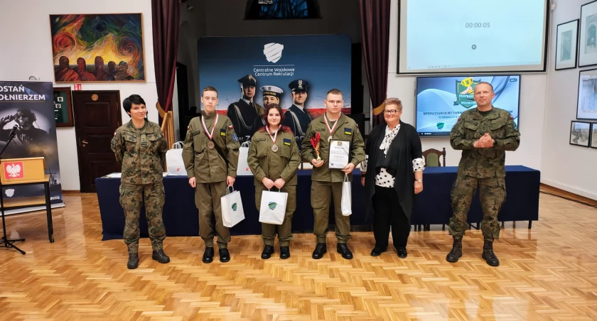Uczniowie Staszicówki błyszczą w wojskowej rywalizacji [FOTO]