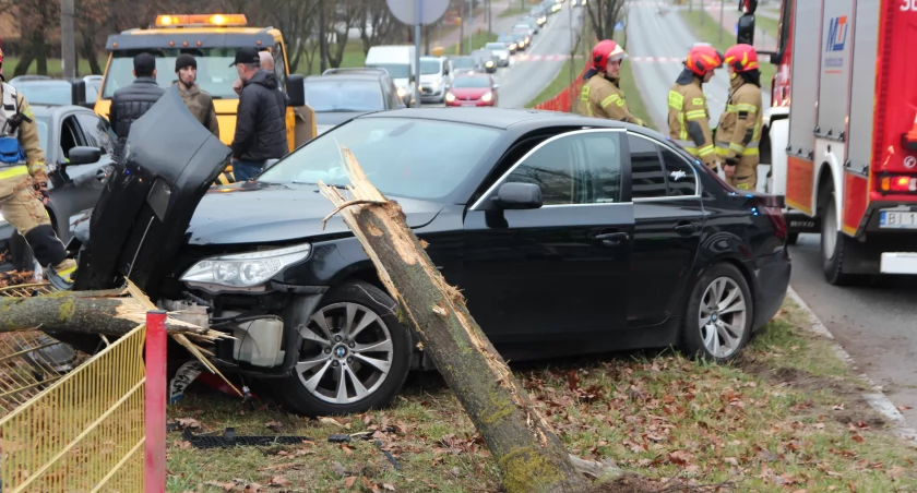 Spektakularna kolizja na Zawadzkiej. BMW ścięło drzewo i roztrzaskało barierki [FOTO]