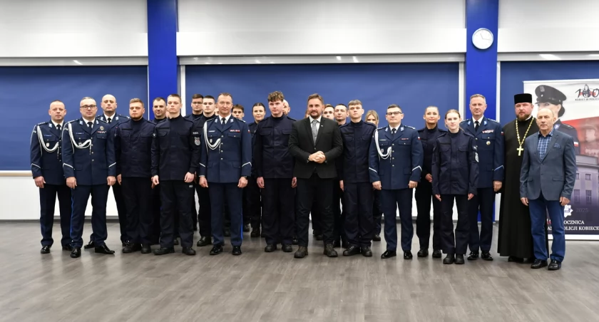 Ślubowanie nowych funkcjonariuszy. Wzmocnią łomżyńską komendę [FOTO]